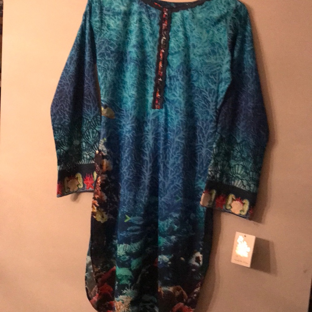 Threads & Motifs Tunic Size Medium
